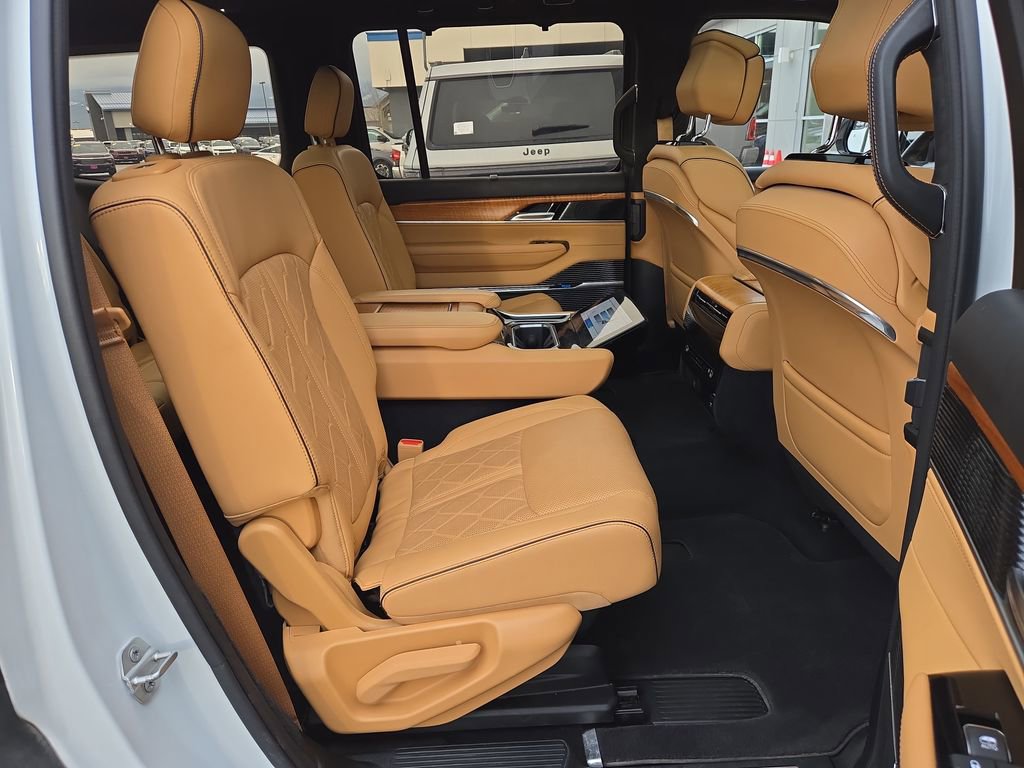 Used 2022 Jeep Grand Wagoneer Series III w/ HD Trailer Tow Package image 17