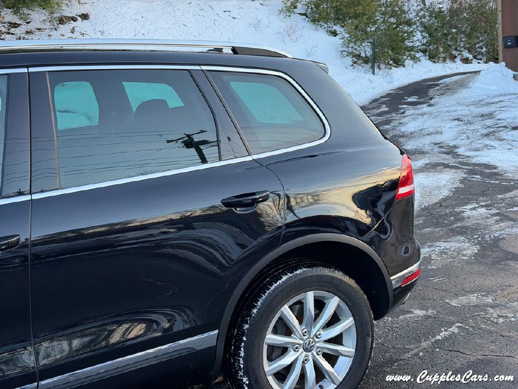 Used 2017 Volkswagen Touareg Sport AWD/4WD image 36