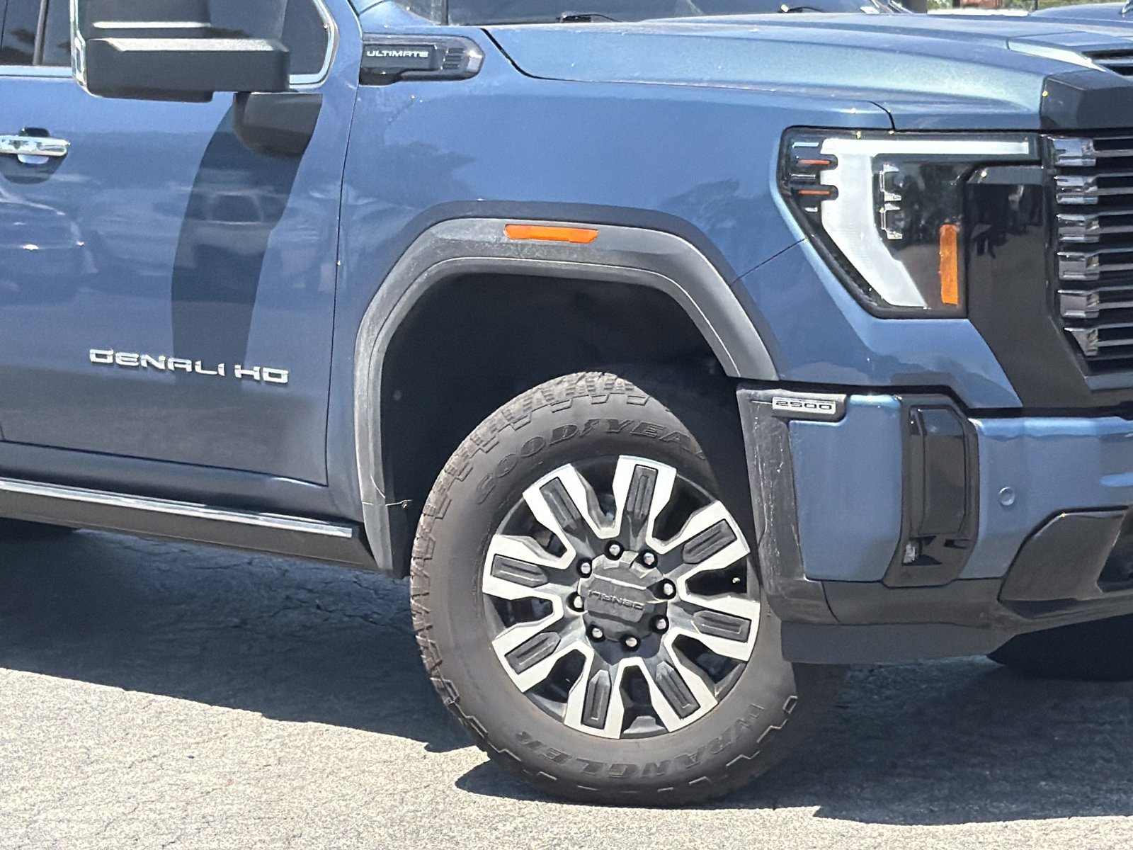 Certified 2025 GMC Sierra 2500 Denali Ultimate AWD/4WD image 3