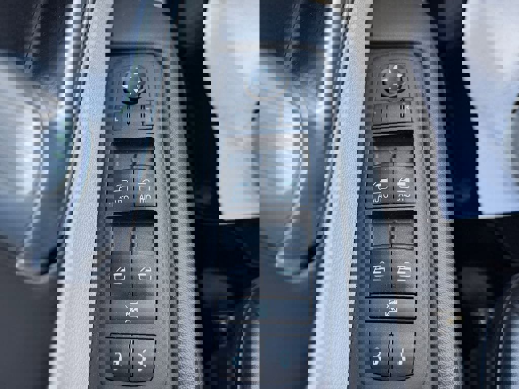 Used 2024 Chrysler Pacifica Touring-L image 18