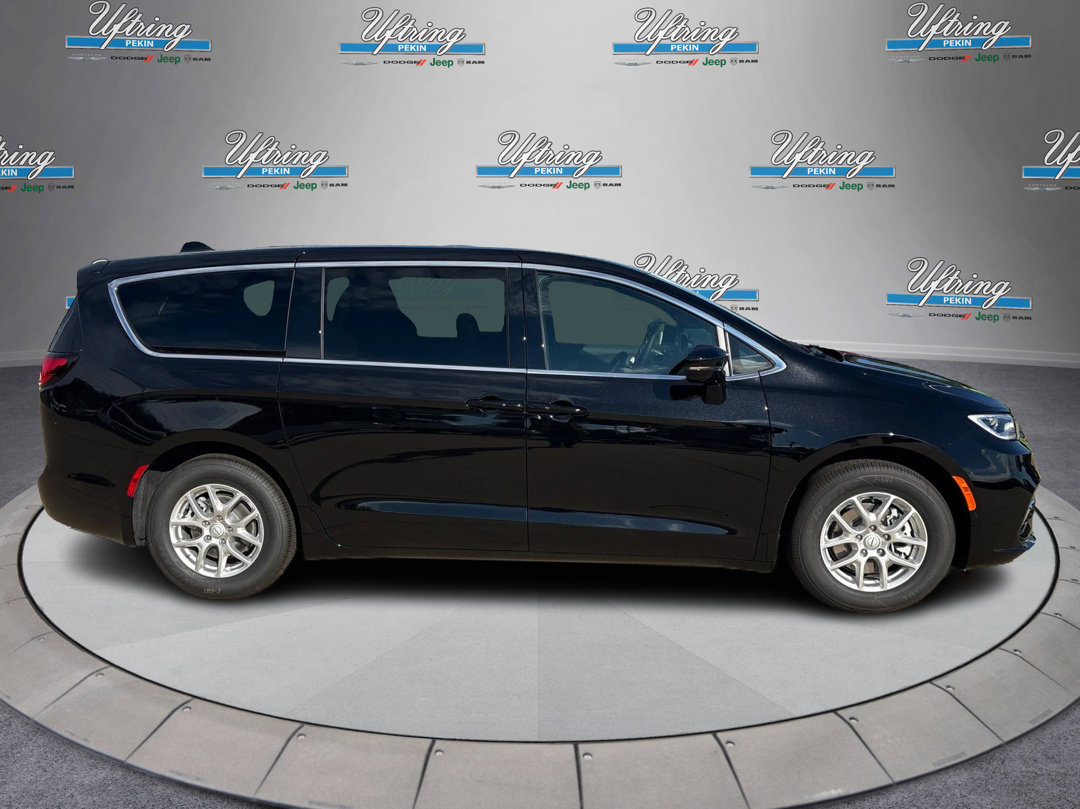 New 2026 Chrysler Pacifica Select image 2
