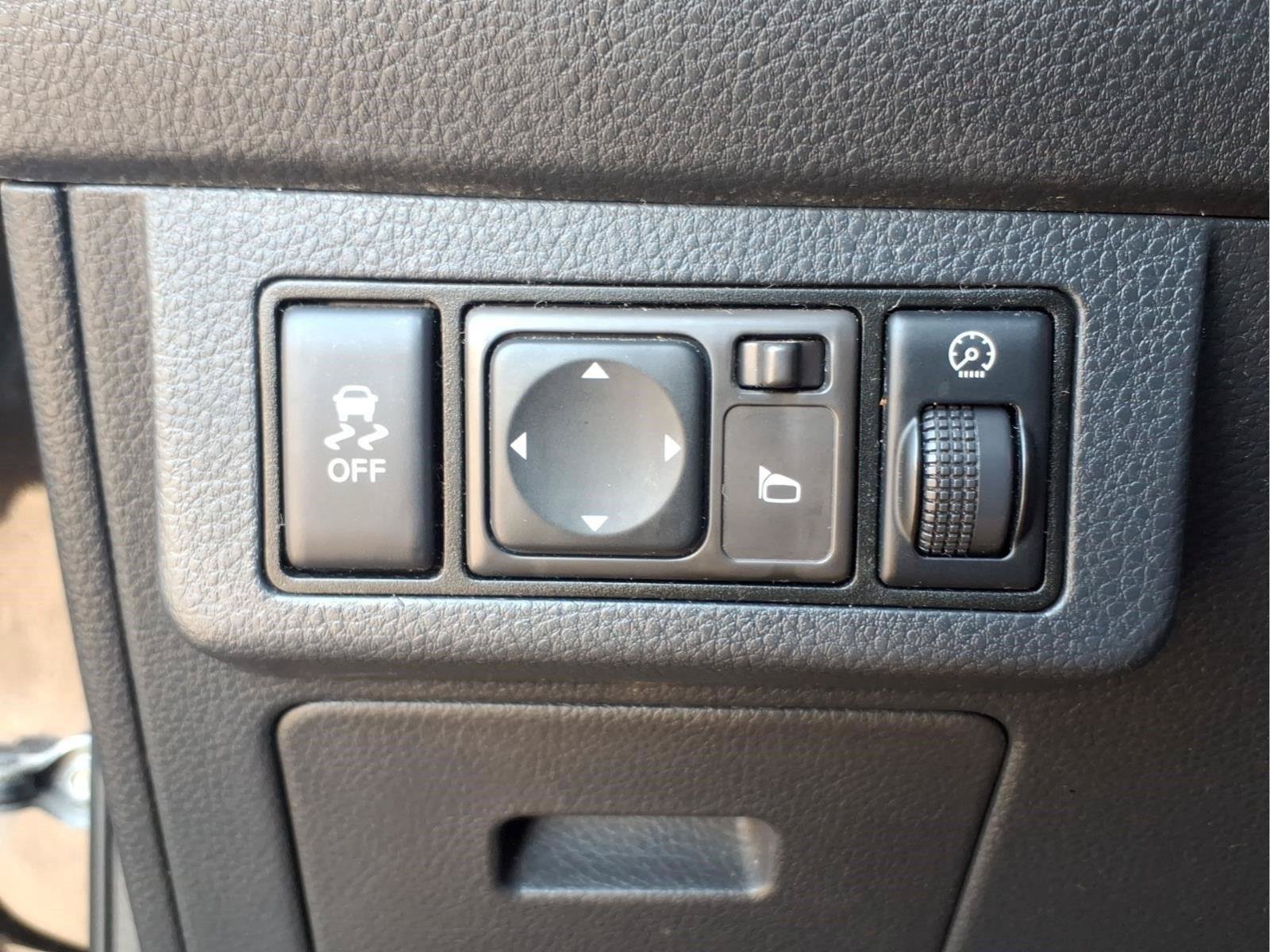 Used 2010 Nissan Versa Hatchback FWD image 19