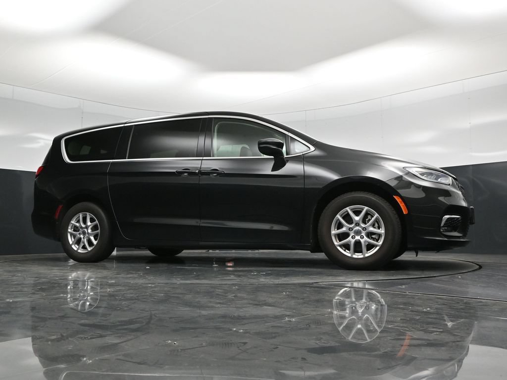Used 2023 Chrysler Pacifica Touring-L FWD image 56