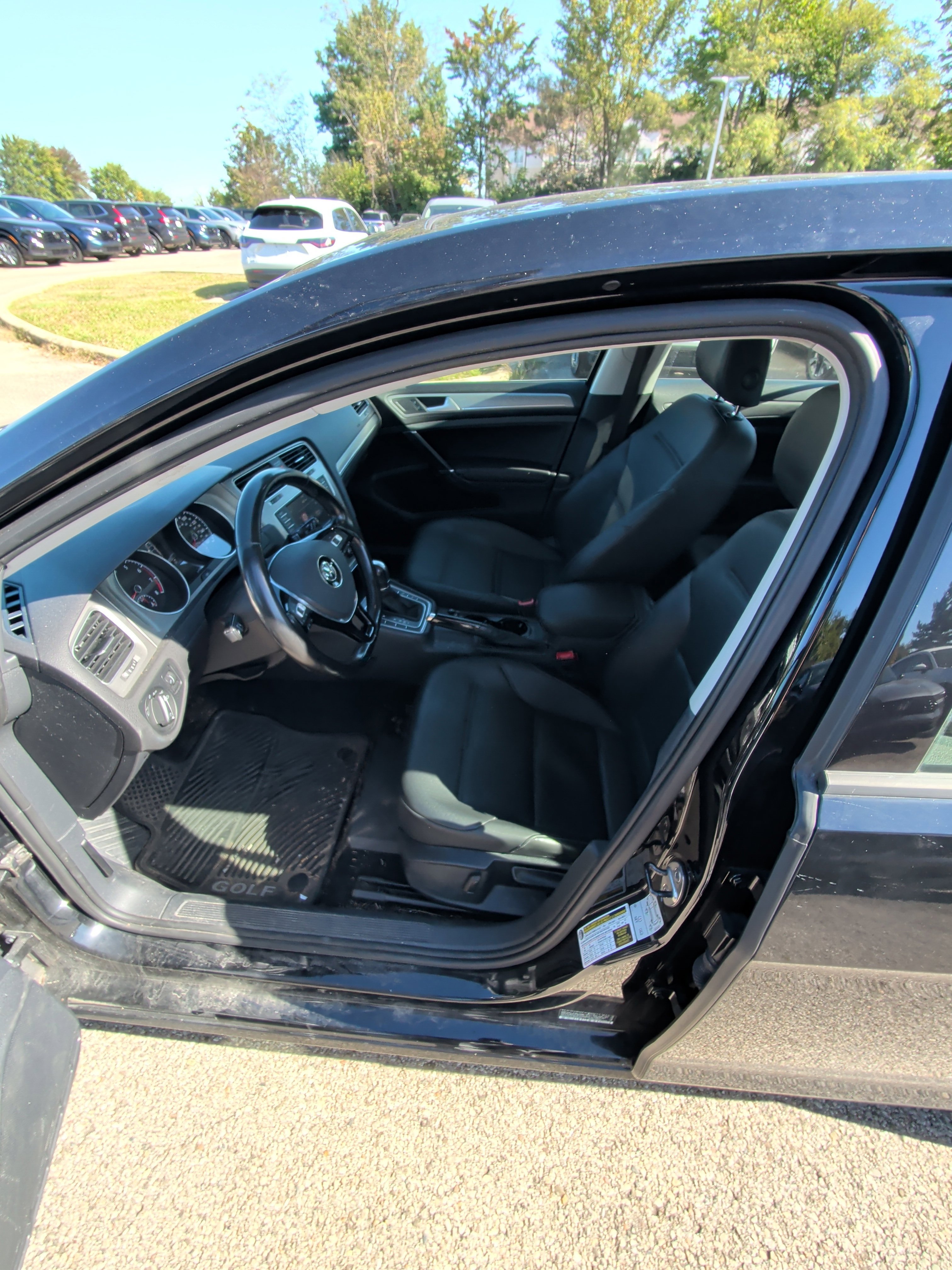 Used 2016 Volkswagen Golf S FWD image 3