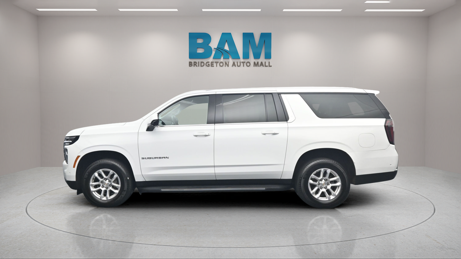Used 2025 Chevrolet Suburban LT AWD/4WD image 3
