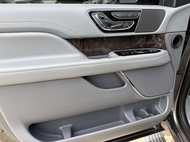 Used 2018 Lincoln Navigator Select AWD/4WD image 29