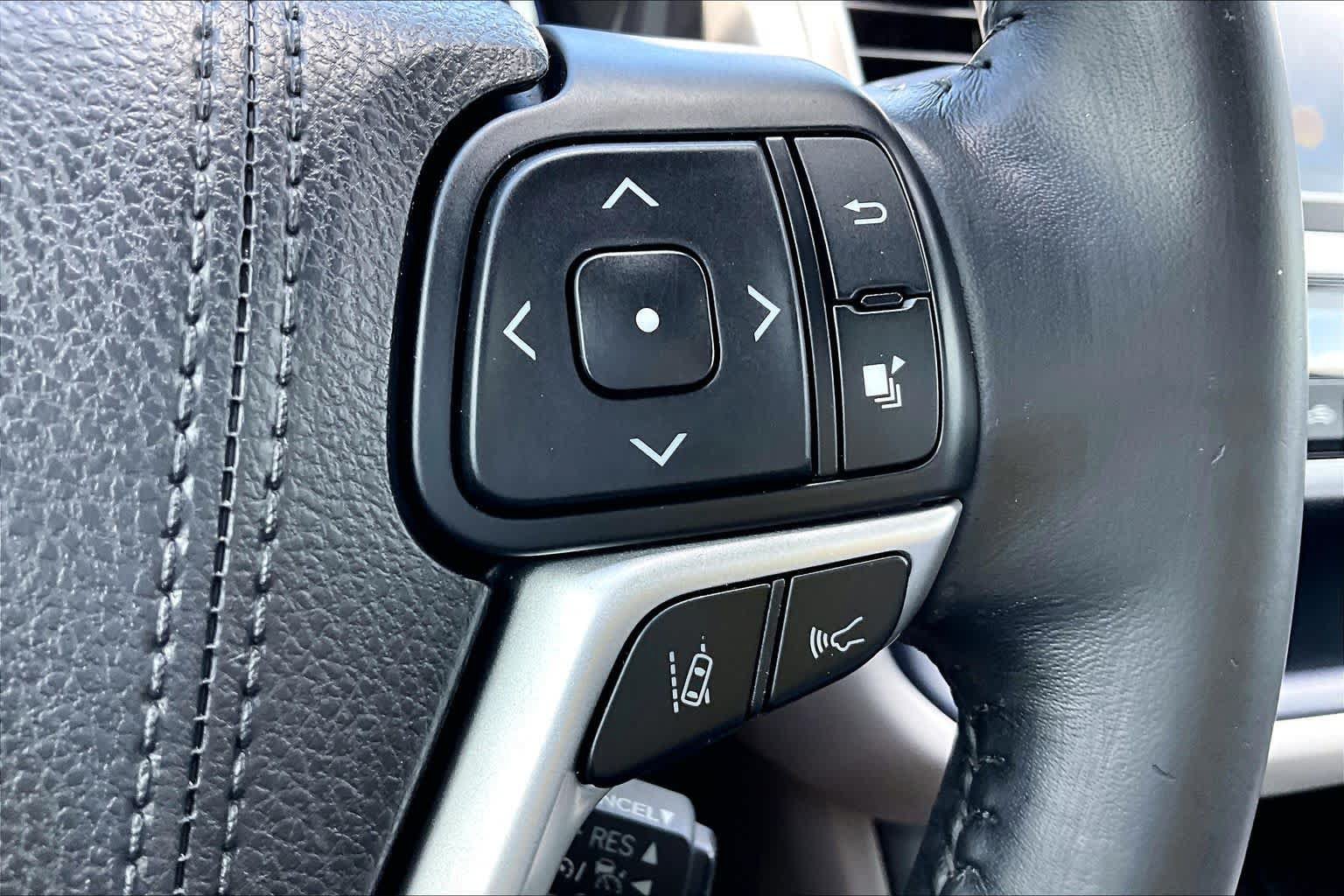 Used 2018 Toyota Highlander XLE FWD image 25