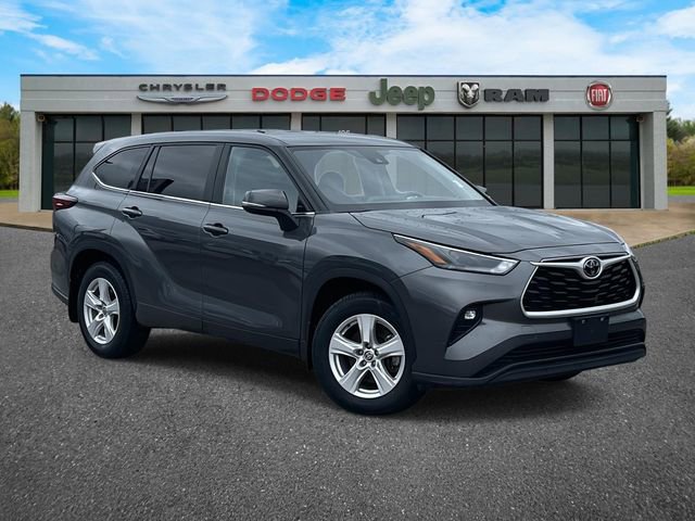Used 2024 Toyota Highlander LE image 1