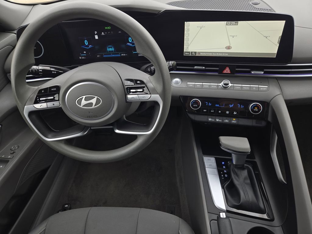 Used 2024 Hyundai Elantra SEL image 31