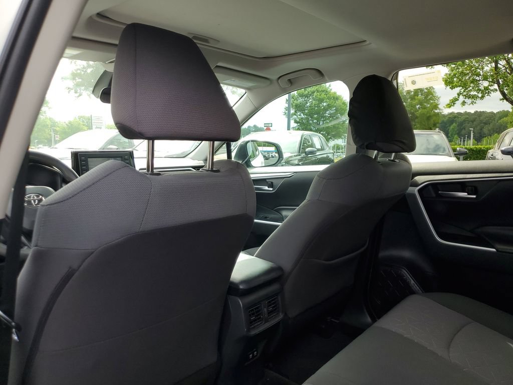 Used 2019 Toyota RAV4 XLE w/ Convenience Package FWD image 11
