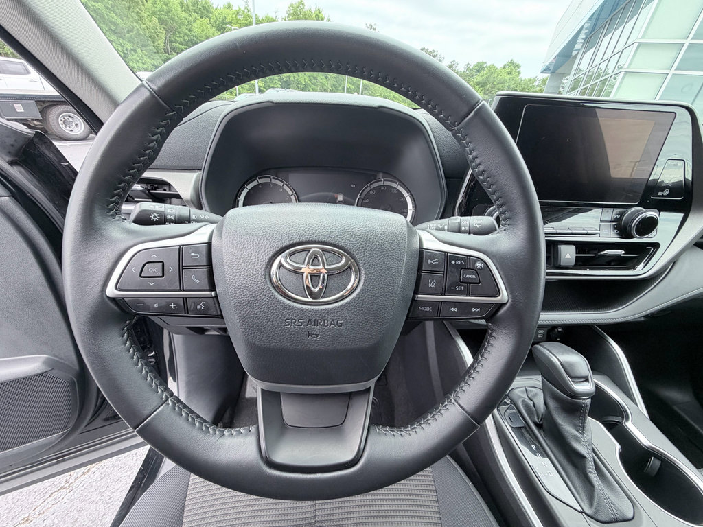 Used 2025 Toyota Highlander LE FWD image 13