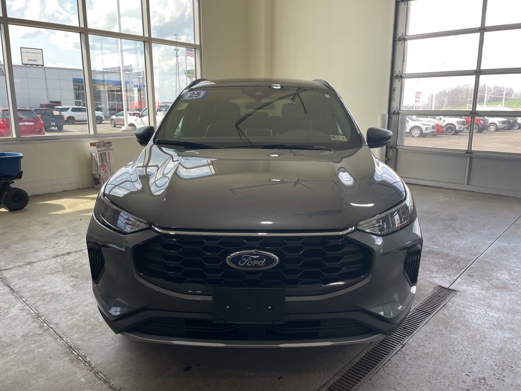 Used 2025 Ford Escape ST-Line image 2