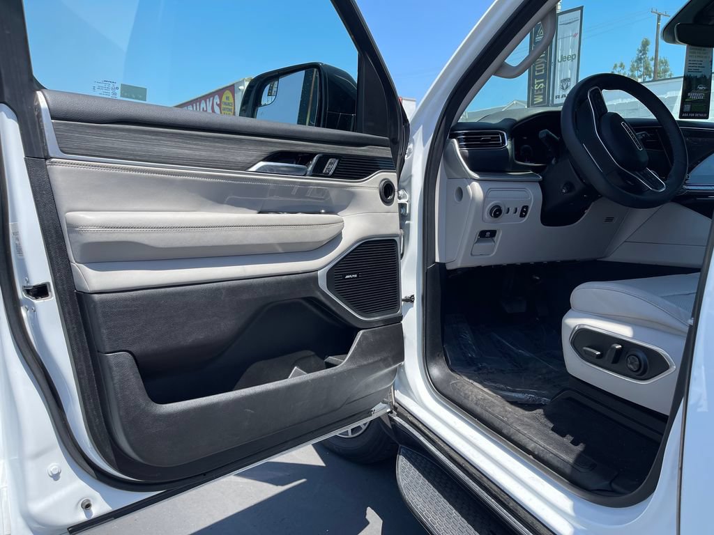 Used 2024 Jeep Wagoneer L Series III w/ Flexible Seating Group AWD/4WD image 11