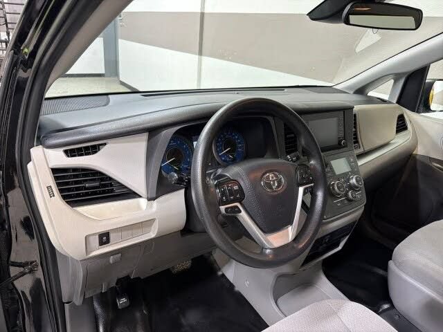 Used 2020 Toyota Sienna L FWD image 13