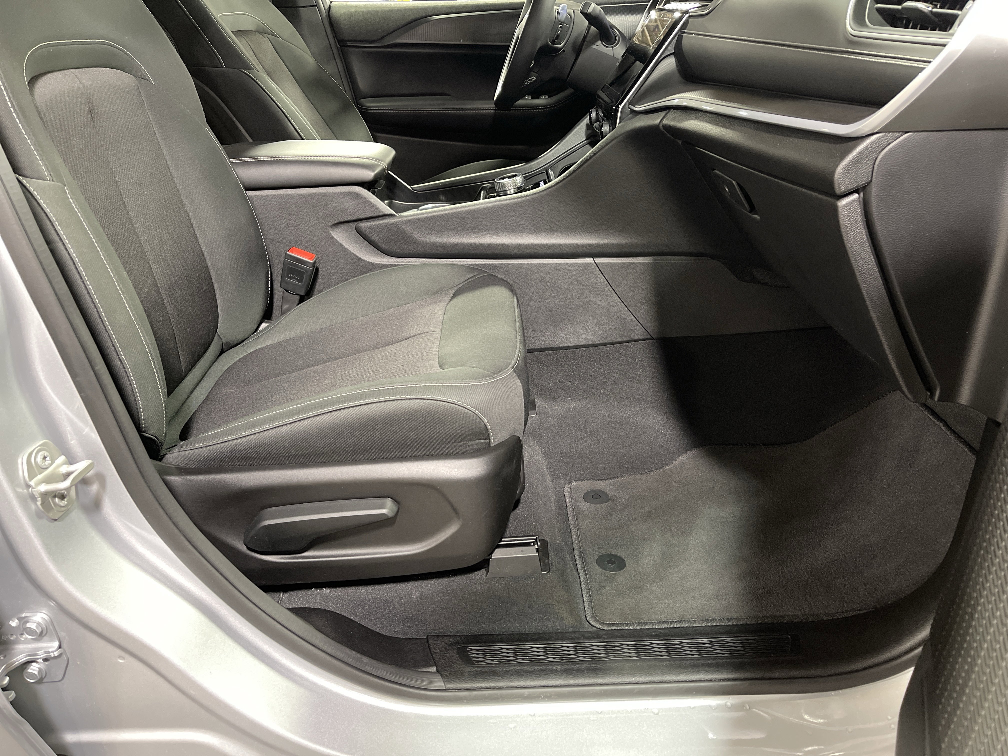 Used 2024 Jeep Grand Cherokee Laredo image 13