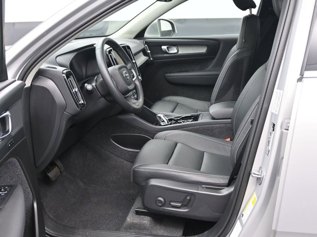 Used 2025 Volvo XC40 B5 Plus image 9