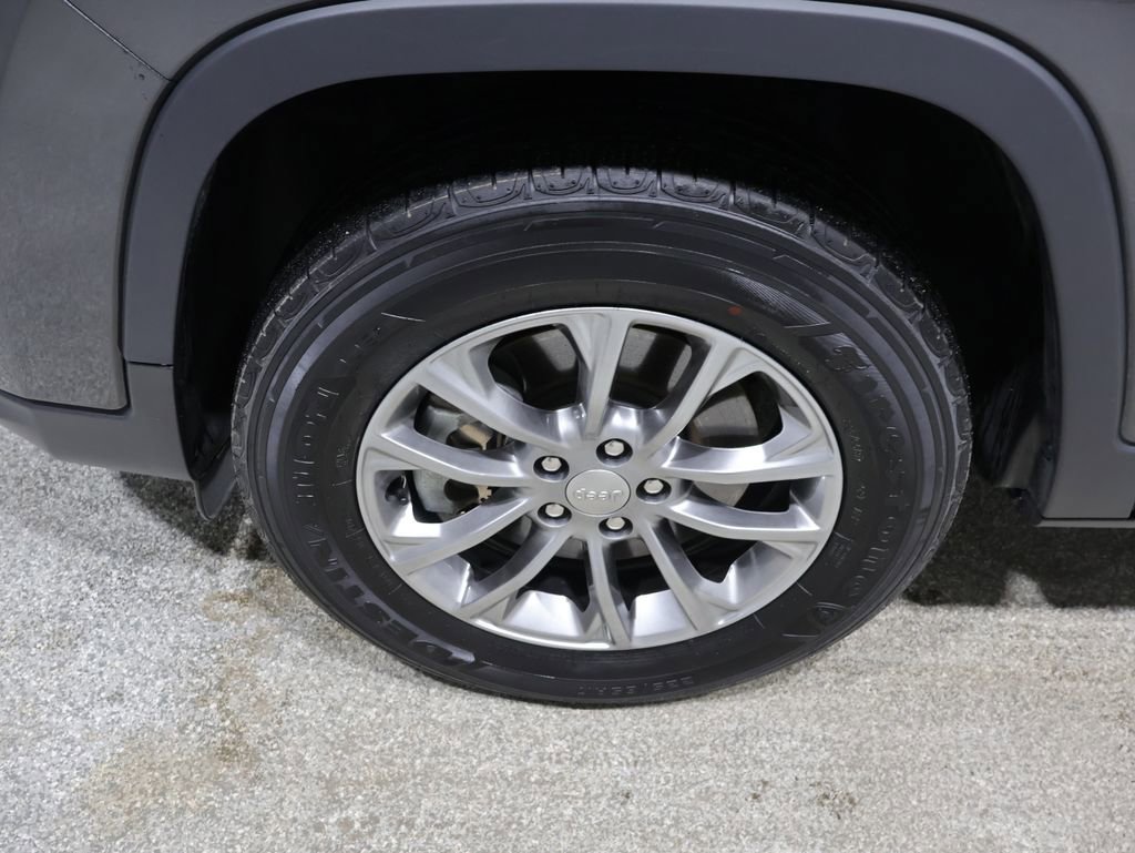 Used 2019 Jeep Cherokee Latitude Plus AWD/4WD image 9