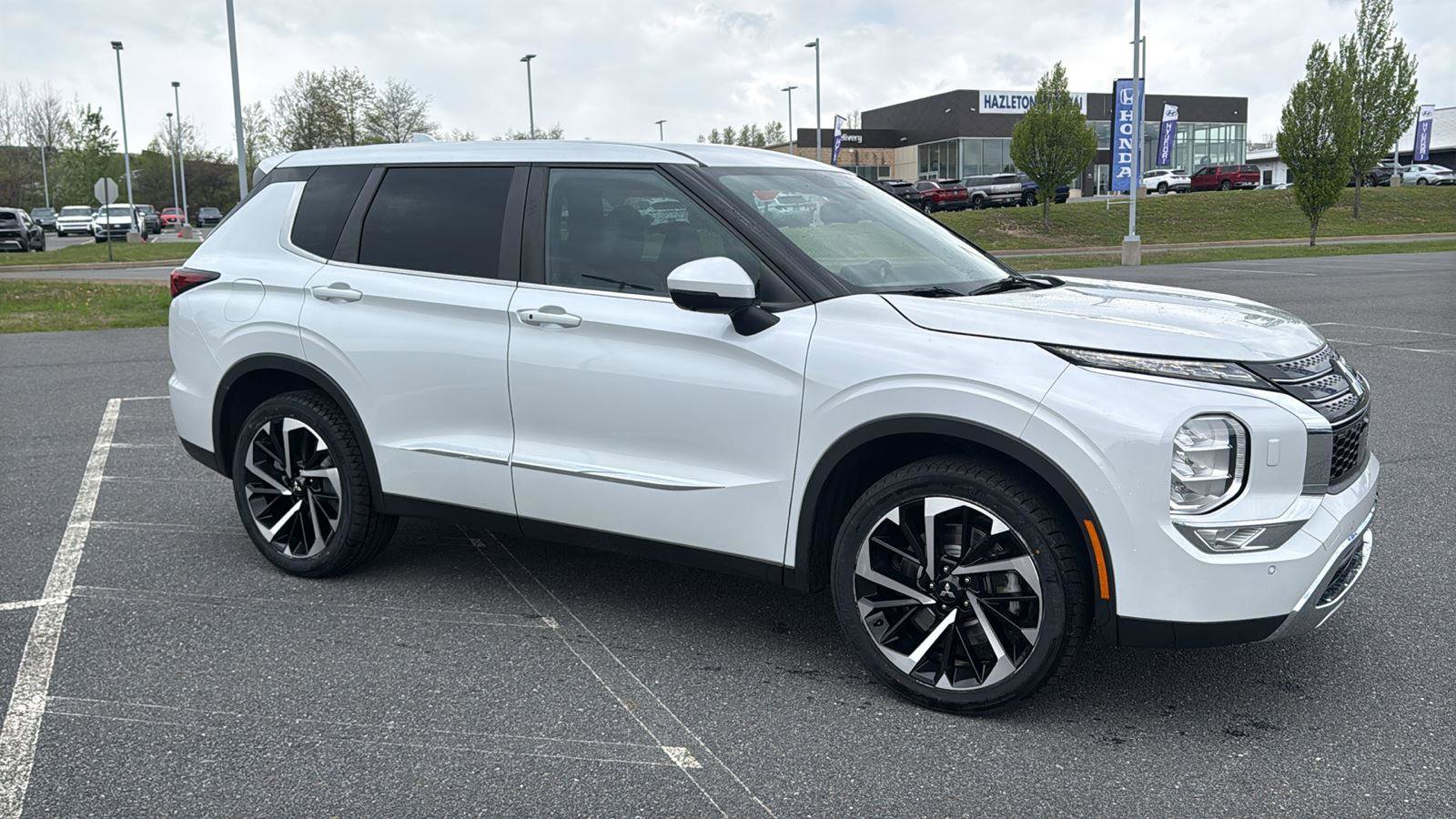 Used 2022 Mitsubishi Outlander SE AWD/4WD image 2