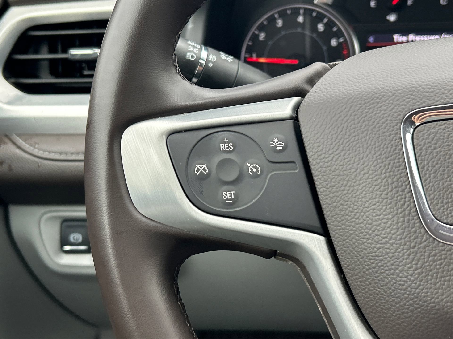 Certified 2023 GMC Acadia SLT image 33