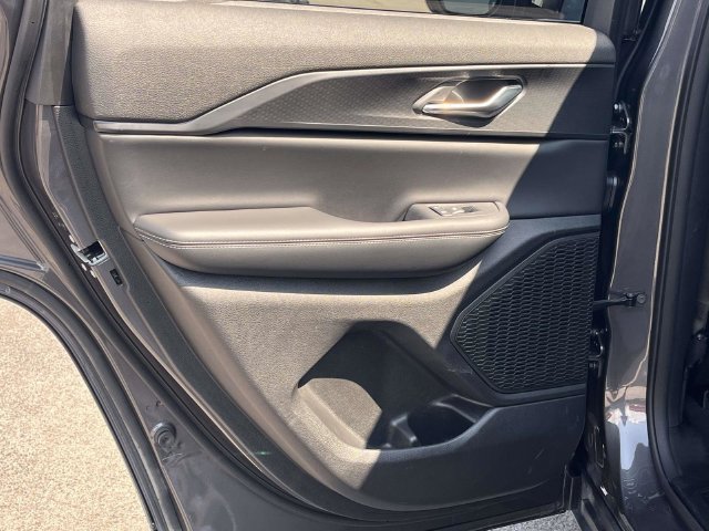 Used 2024 Jeep Grand Cherokee Laredo w/ Luxury Tech Group I AWD/4WD image 16