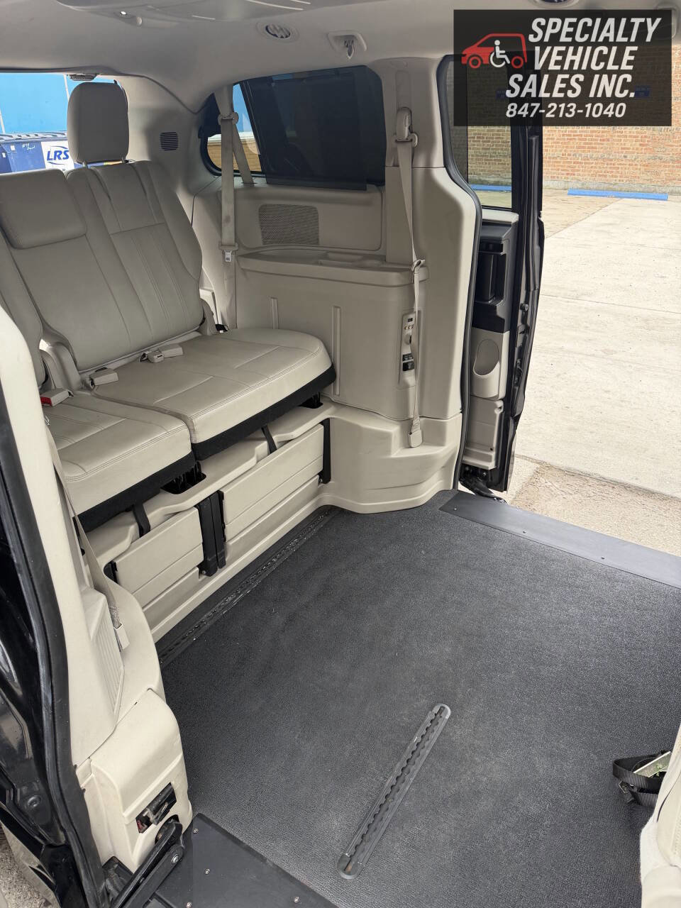 Used 2016 Chrysler Town & Country Touring FWD image 17
