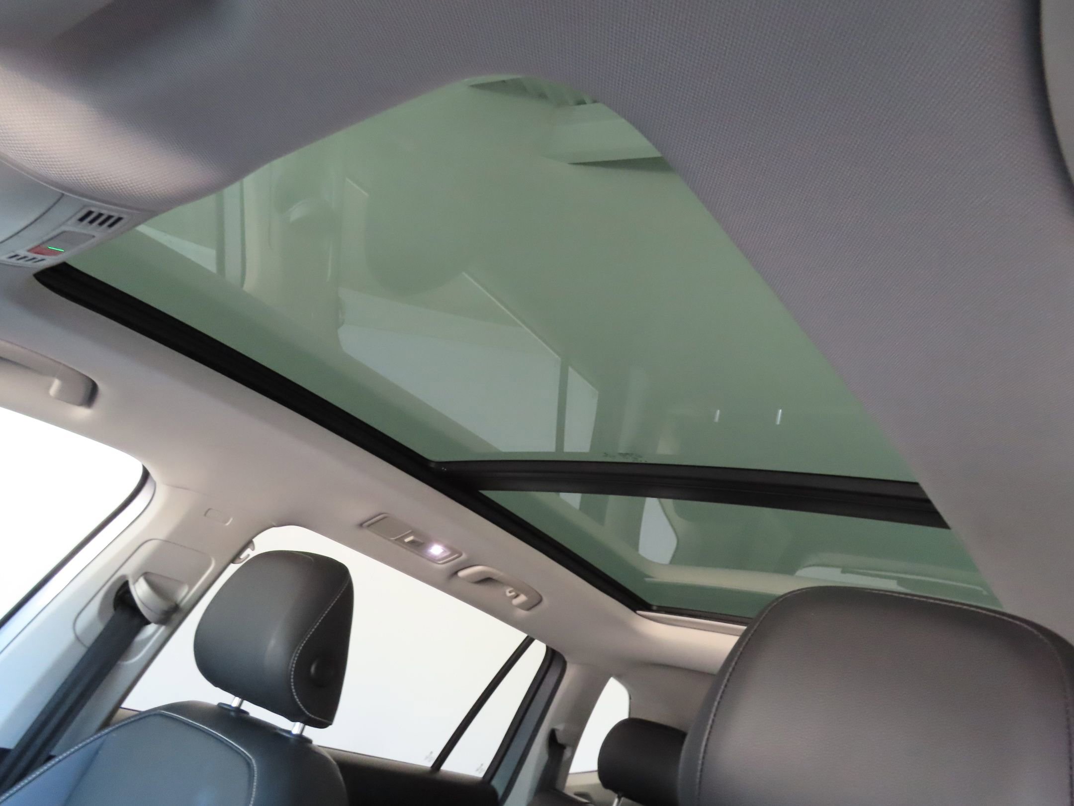 Used 2022 Volkswagen Tiguan SE image 22