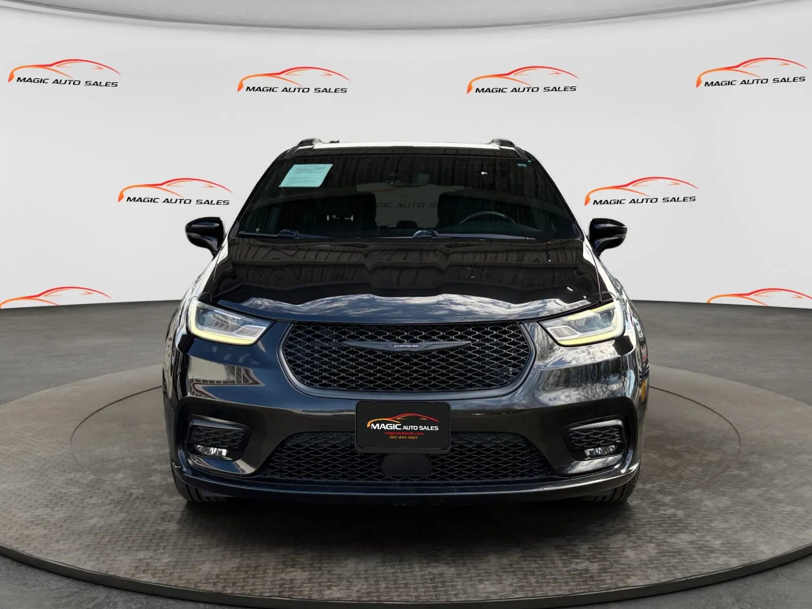 Used 2021 Chrysler Pacifica Touring w/ Cold Weather Group image 3
