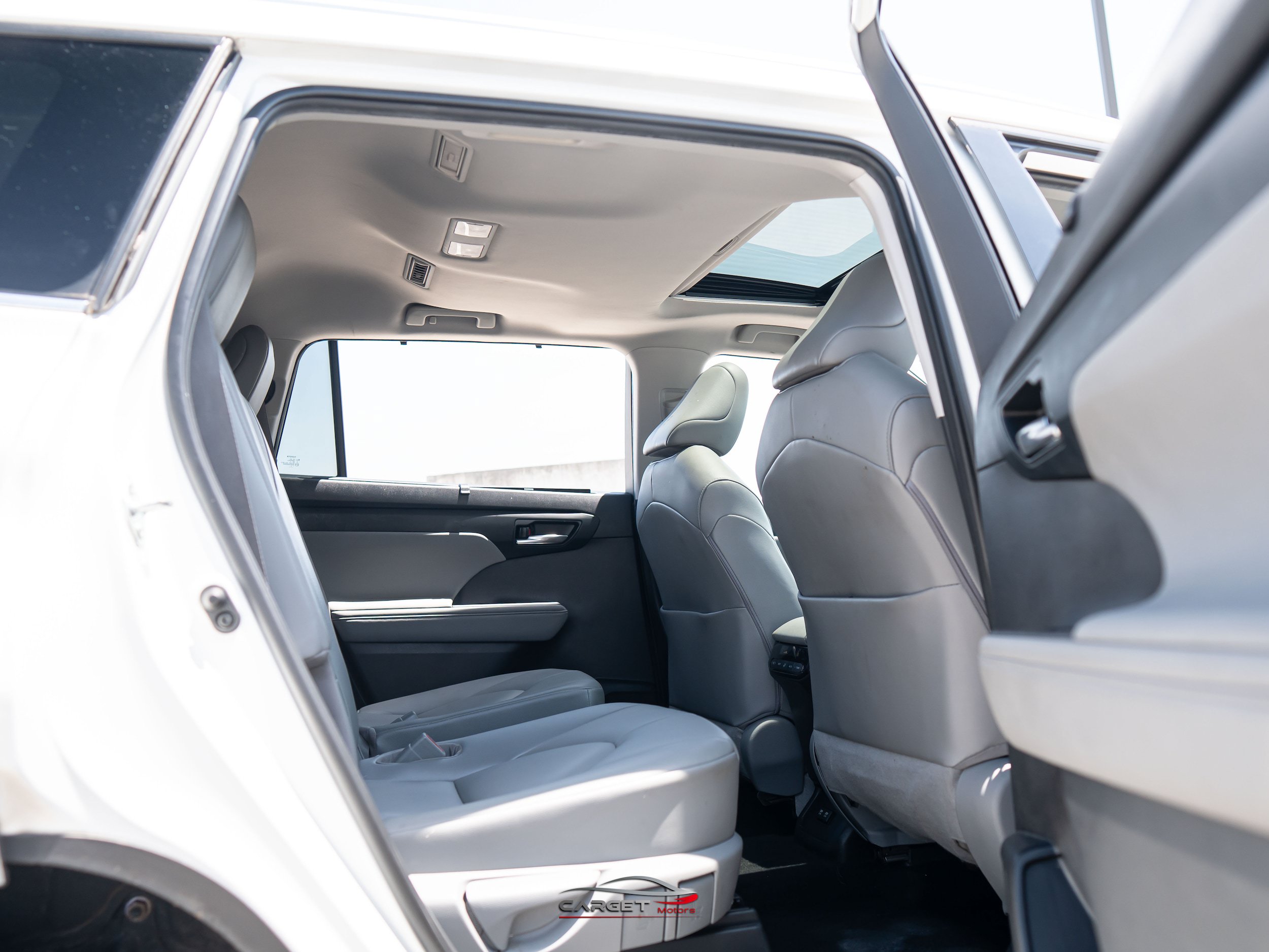 Used 2021 Toyota Highlander XLE AWD/4WD image 19