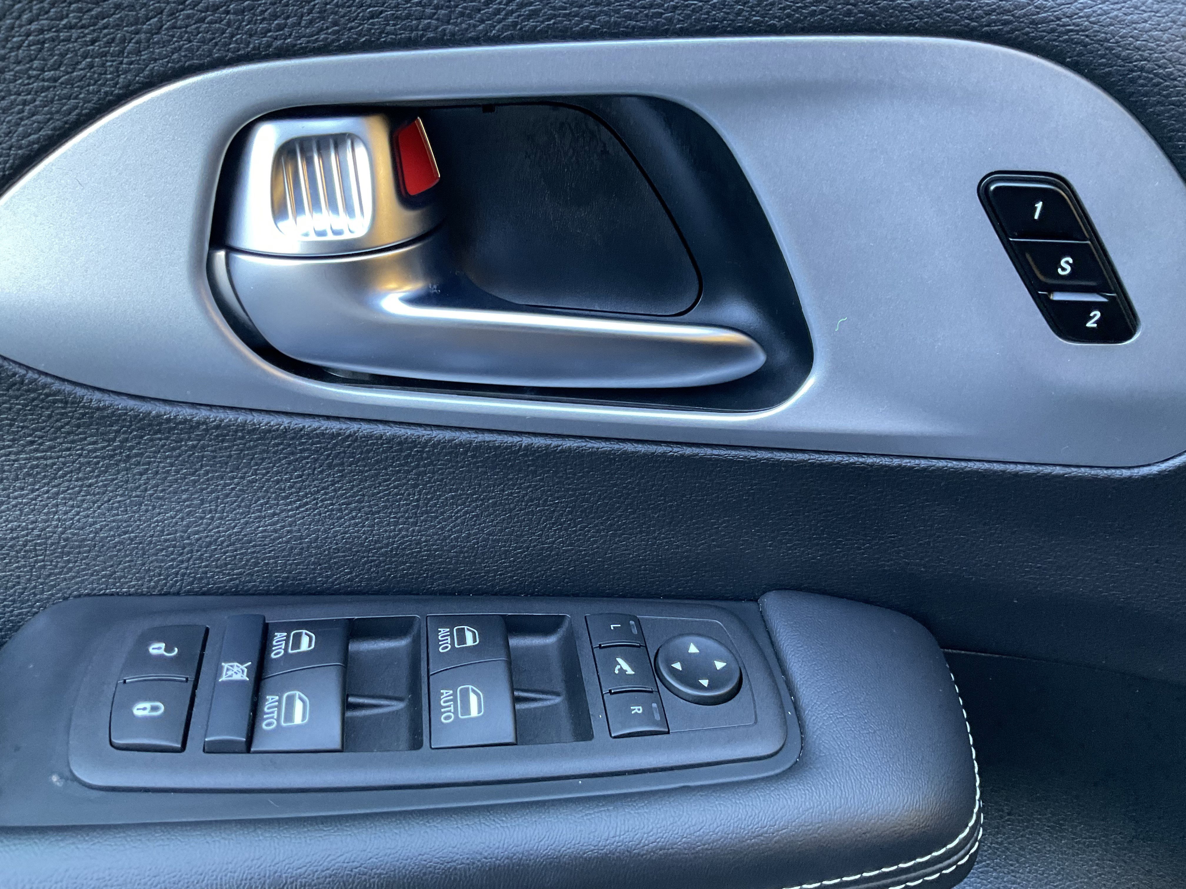 Used 2025 Chrysler Pacifica Limited FWD image 26