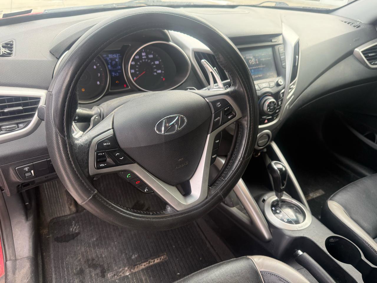 Used 2012 Hyundai Veloster w/ Style Pkg image 12