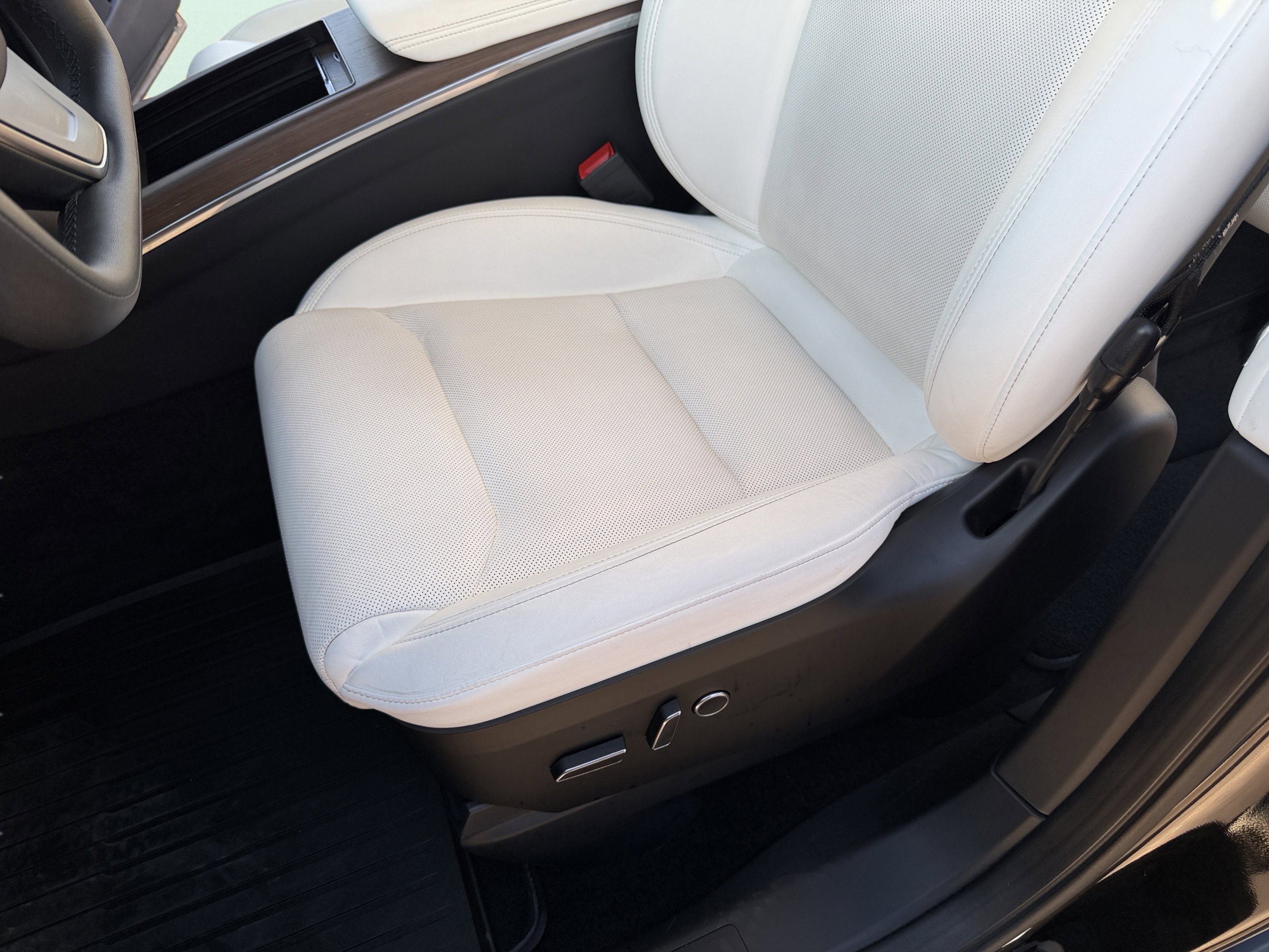 Used 2022 Tesla Model X image 23