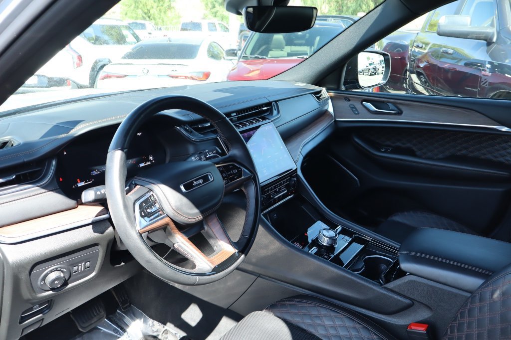 Used 2025 Jeep Grand Cherokee Summit w/ Obsidian Package AWD/4WD image 11