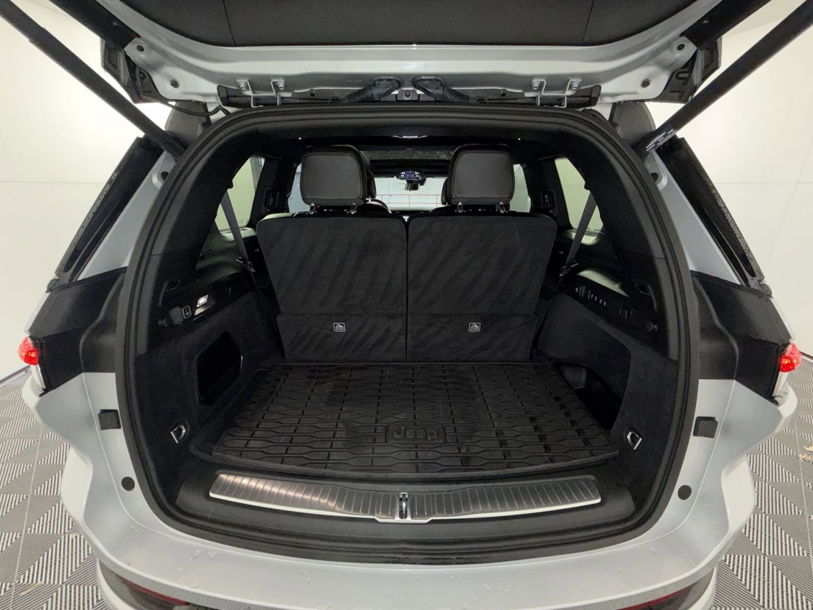 Used 2024 Jeep Grand Cherokee L Summit w/ Advanced Protech Group IV image 27