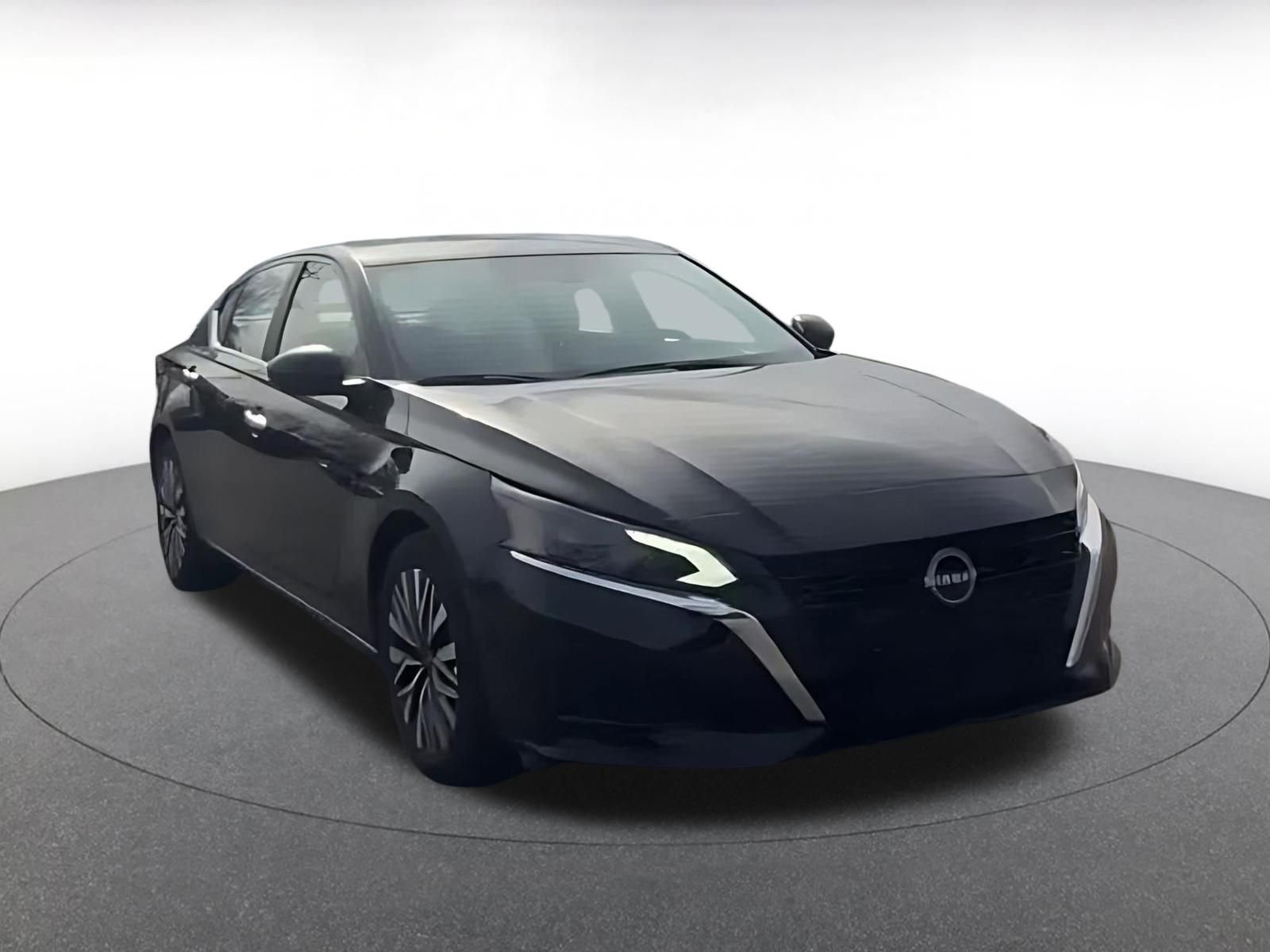 Used 2025 Nissan Altima 2.5 SV FWD image 3
