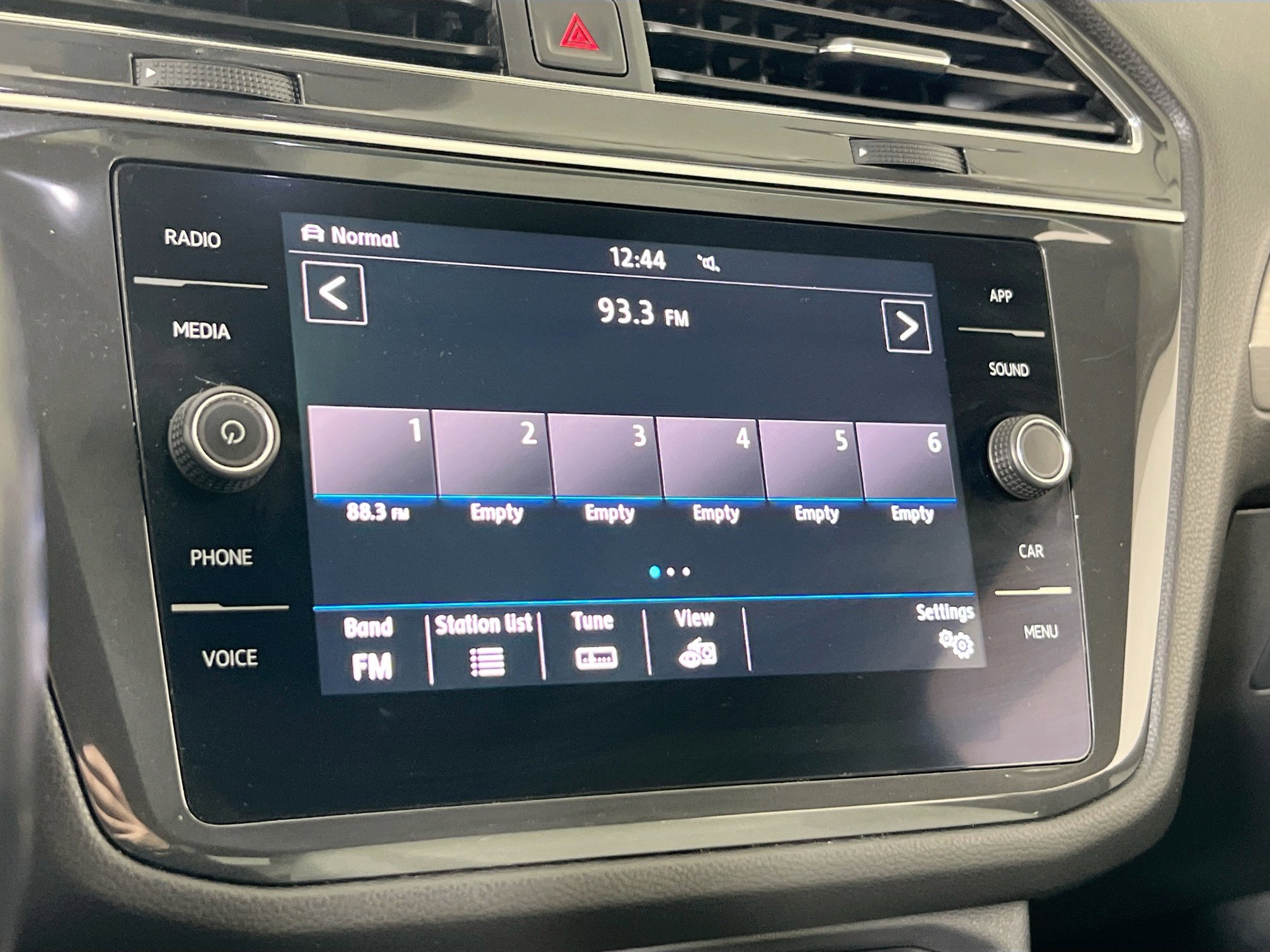Used 2019 Volkswagen Tiguan SE w/ Panoramic Sunroof Package AWD/4WD image 14
