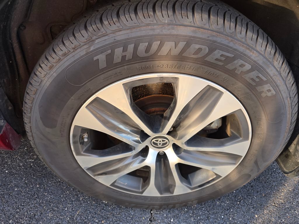 Used 2021 Toyota Highlander XLE FWD image 25