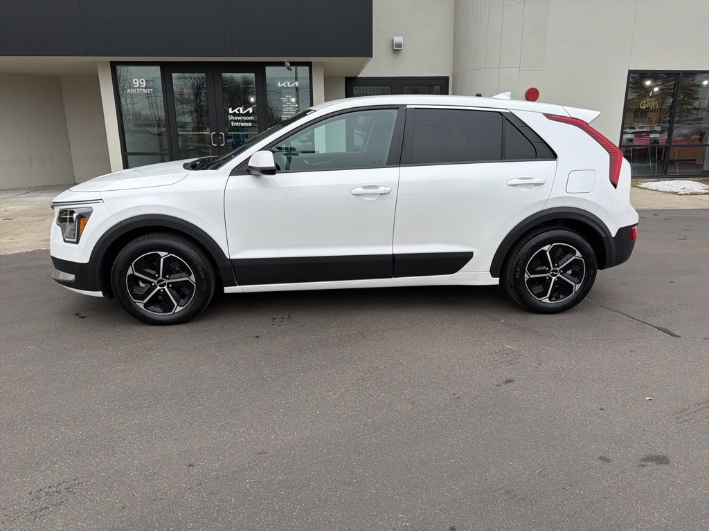 Certified 2025 Kia Niro LX image 2