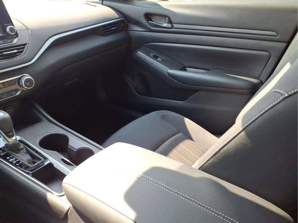 Used 2025 Nissan Altima 2.5 S FWD image 12