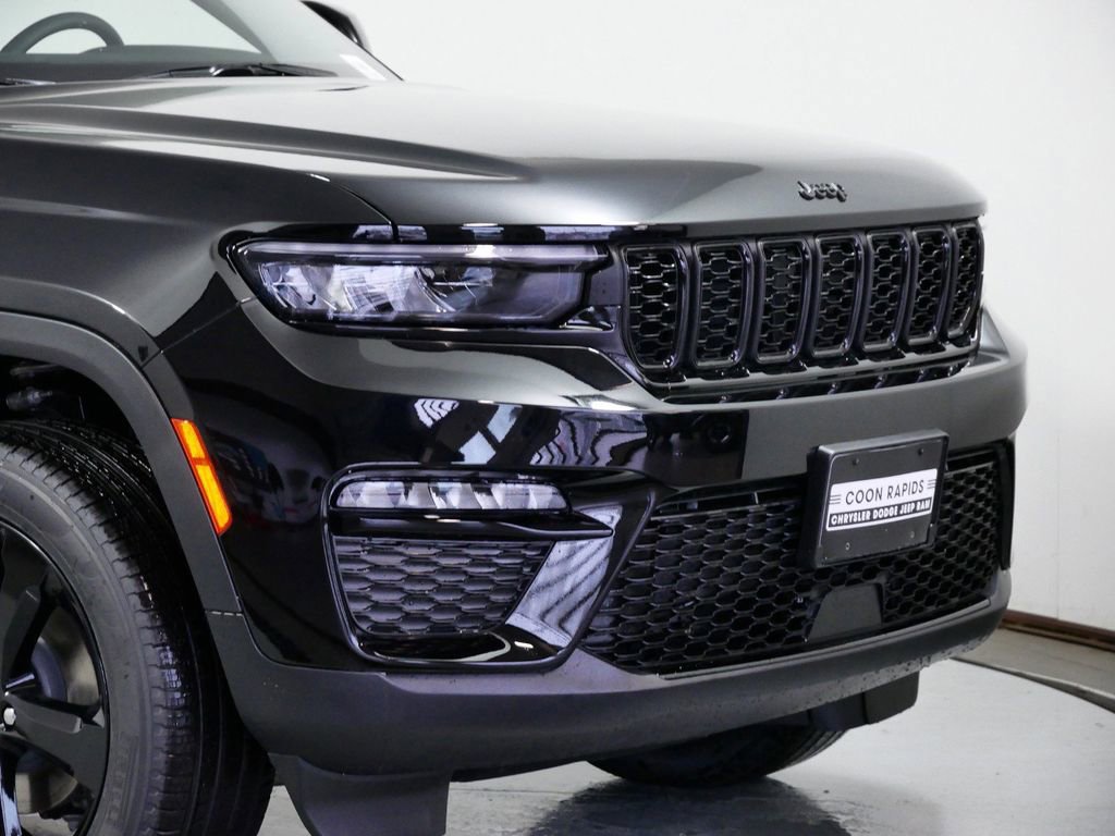 Certified 2024 Jeep Grand Cherokee Limited w/ Black Appearance Package image 3