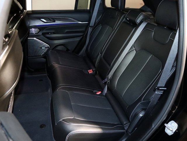 Used 2022 Jeep Grand Cherokee Overland w/ Luxury Tech Group IV image 14