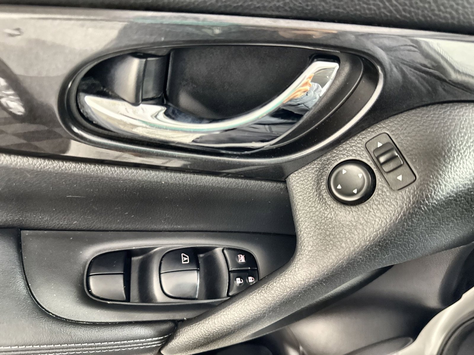 Used 2018 Nissan Rogue SV image 15