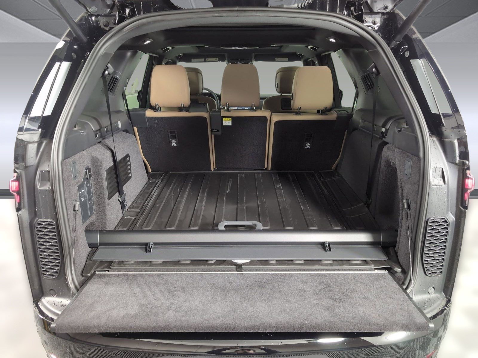 Certified 2025 Land Rover Discovery Dynamic SE AWD/4WD image 26