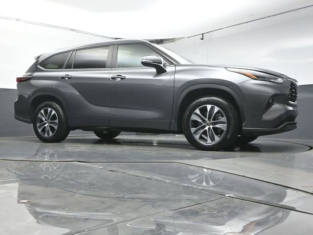 Used 2024 Toyota Highlander XLE FWD image 32