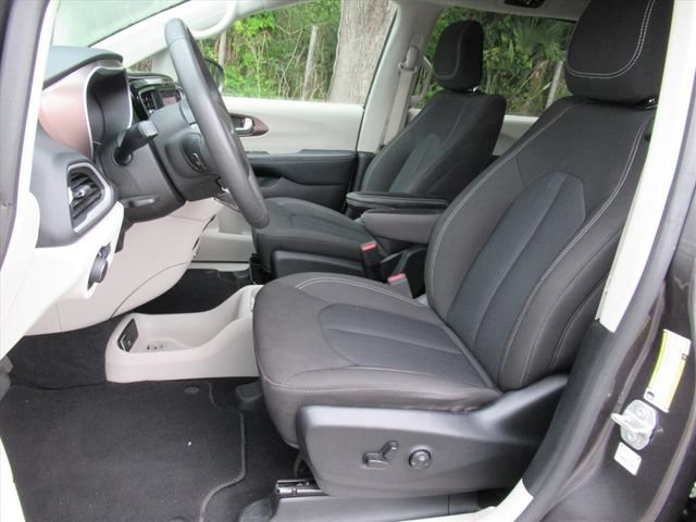 Certified 2023 Chrysler Voyager LX FWD image 17