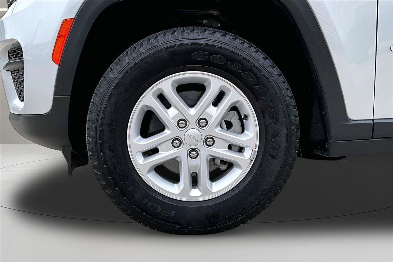 Used 2024 Jeep Grand Cherokee Laredo AWD/4WD image 33