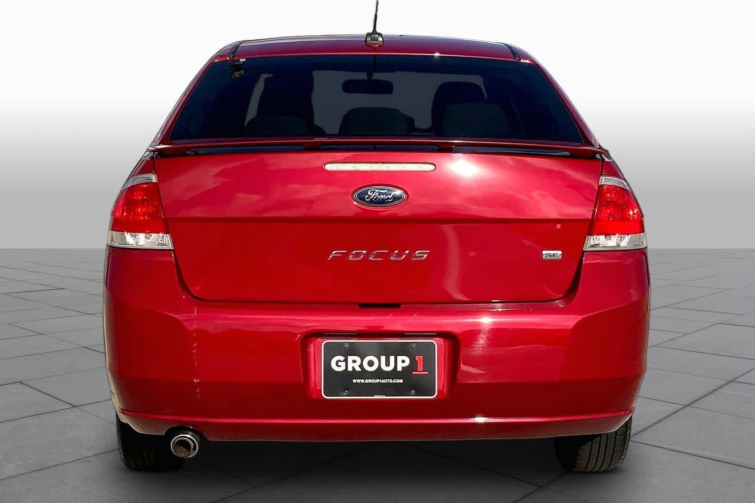 Used 2010 Ford Focus SE FWD image 4