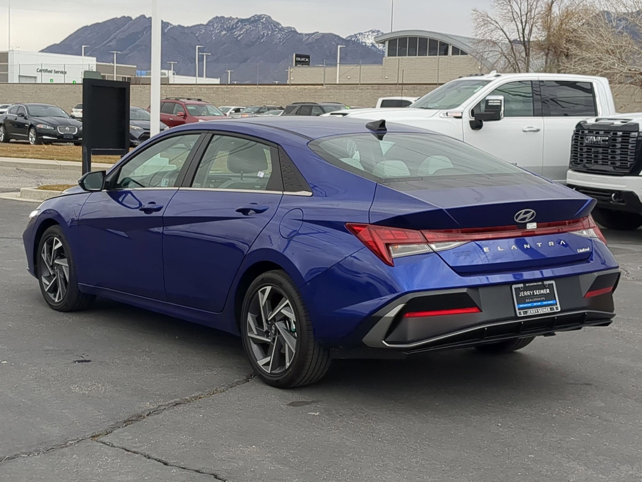 Used 2025 Hyundai Elantra Limited image 4