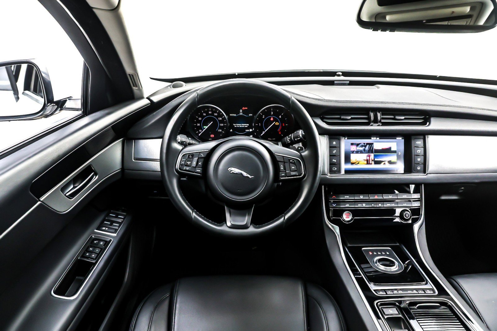 Used 2017 Jaguar XF Premium image 5