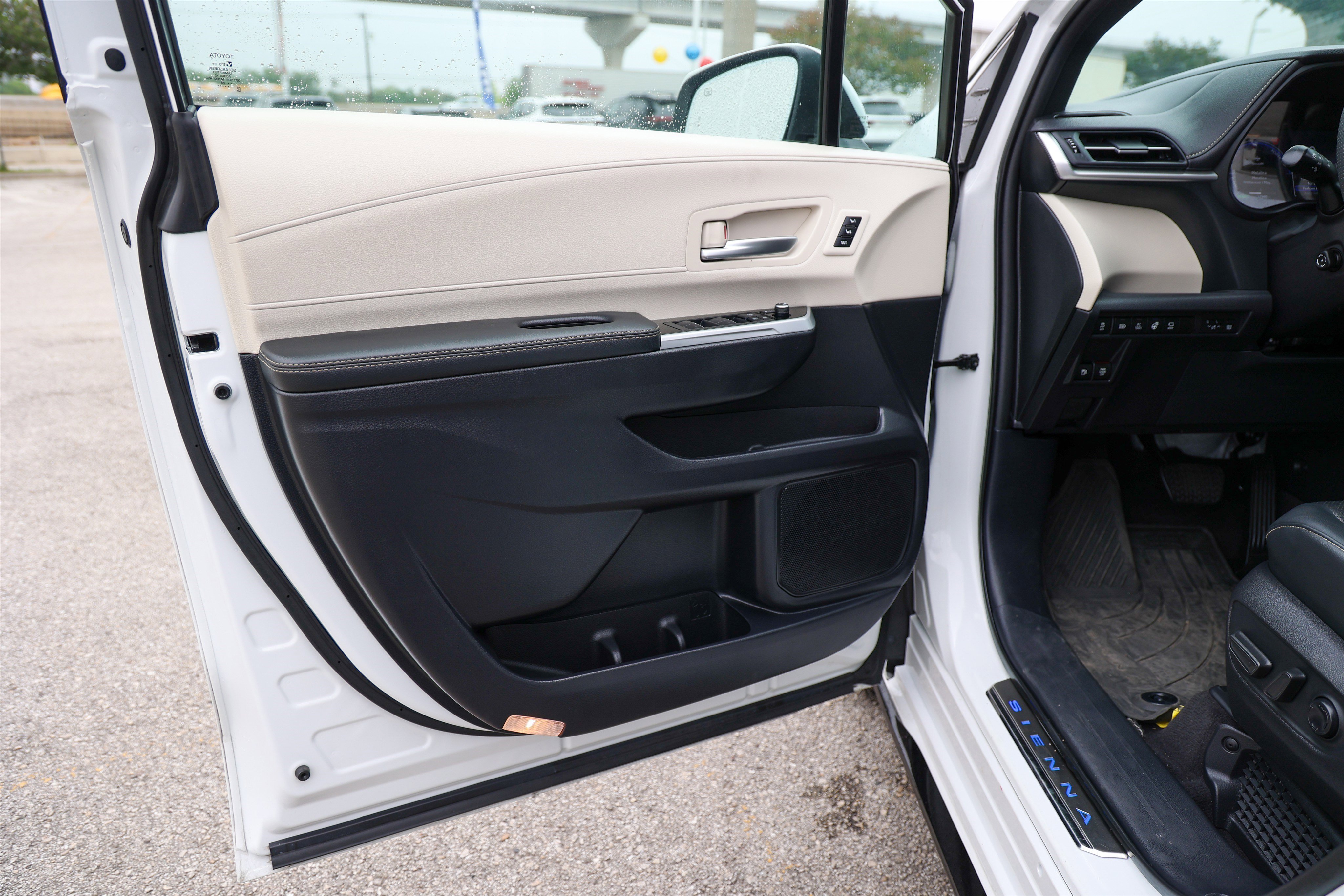 Used 2025 Toyota Sienna Platinum FWD image 34