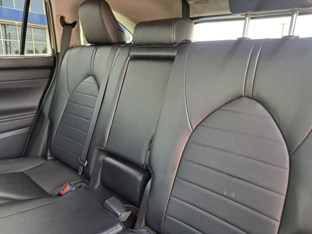 Used 2024 Toyota Highlander XLE FWD image 23
